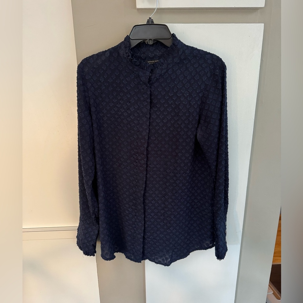 BANANA REPUBLIC DILLION CLASSIC FIT NAVY TEXTURED & PATTERNED BLOUSE SIZE MEDIUM